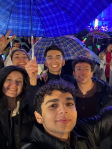 Alonso con sus amigos celebrando el año nuevo en Valencia, España.